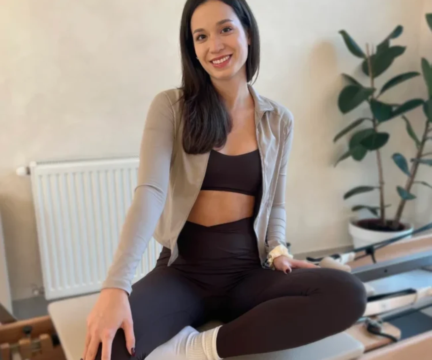 Veró, a Friday Reformer Pilates Stúdió új oktatója reformer gépen, pilates pozícióban Budapesten