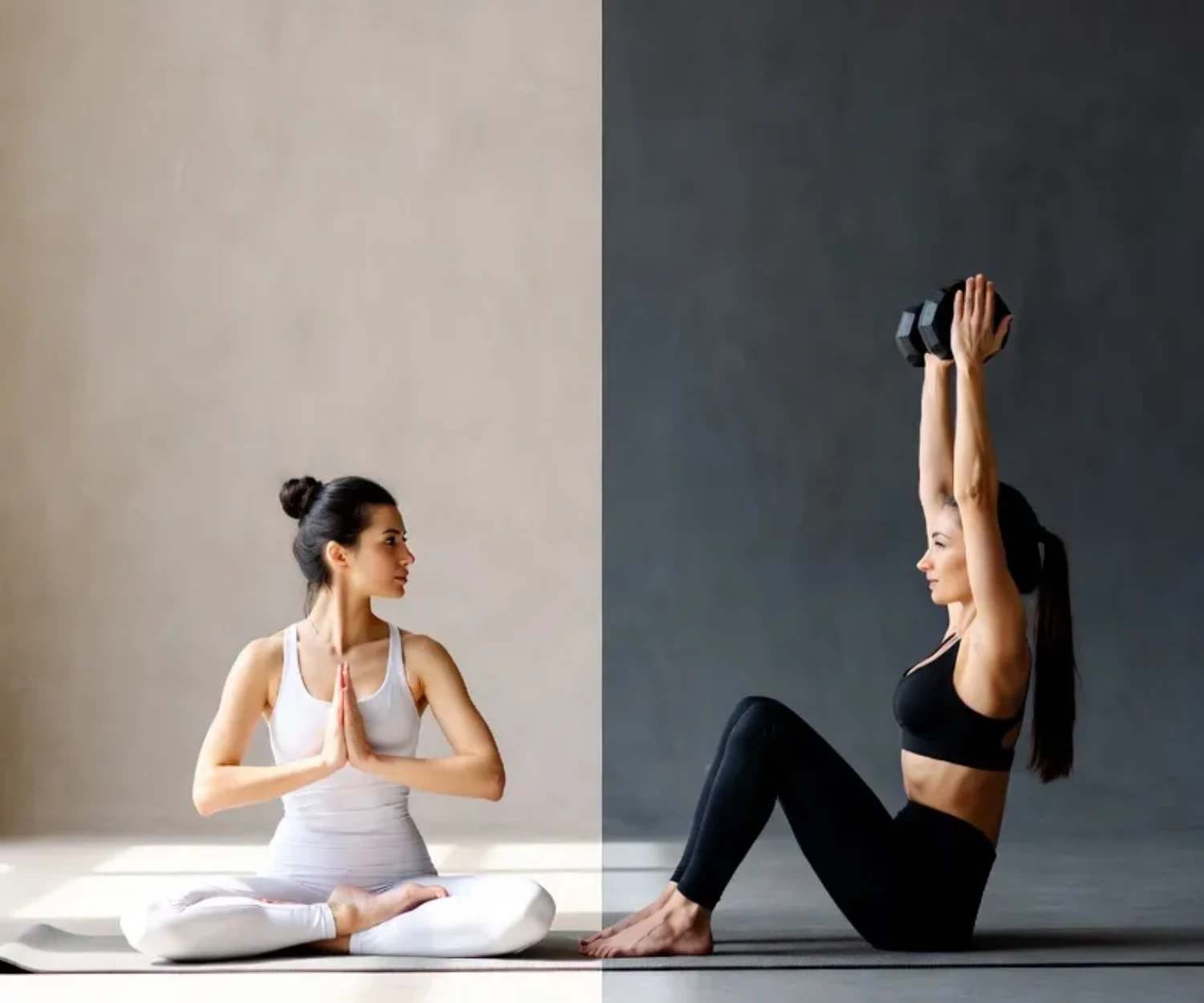 Mi a különbség a jóga és a Pilates között - Két nő egymás mellett, egyikük jóga pózt, másikuk matrac Pilates gyakorlatot végez