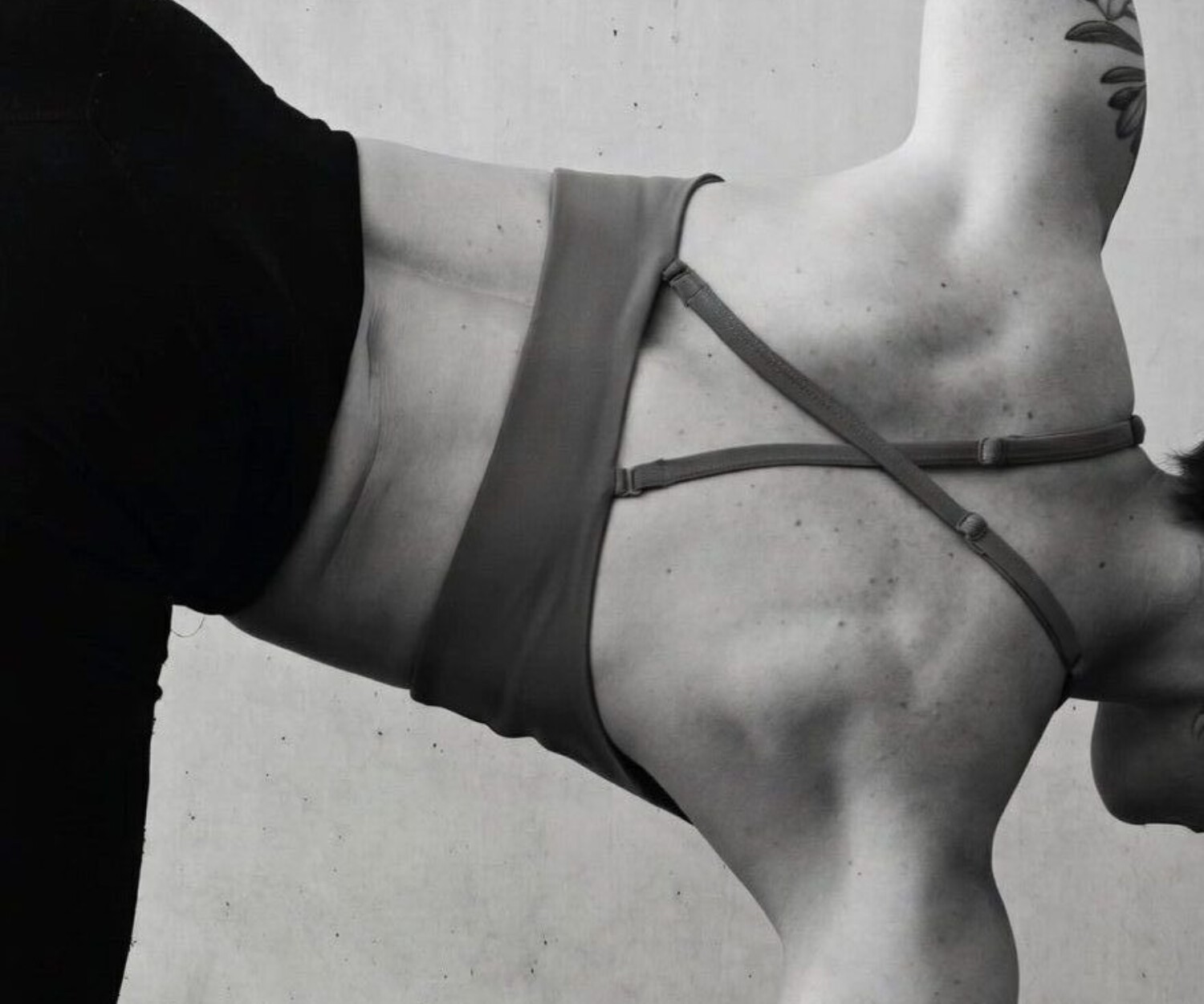 Pilatessel lehet fogyni? - Nő Reformer Pilates gyakorlat közben, erőteljes törzsaktiválással és izommunka zsírégetéshez