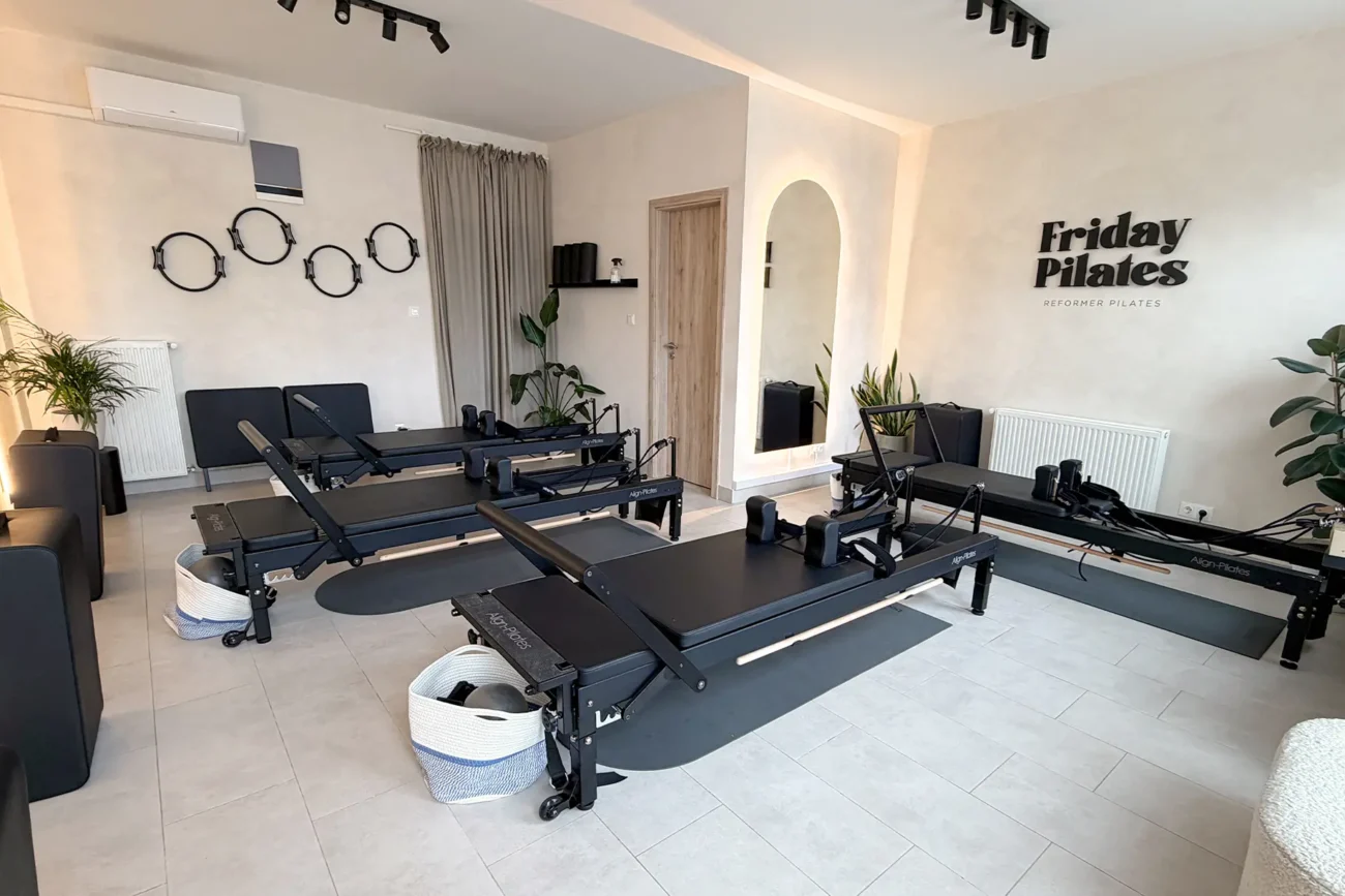 Reformer Pilates stúdió belső tere négy modern reformer géppel, világos modern dizájnnal a Friday Pilates Zugló 14. kerületben